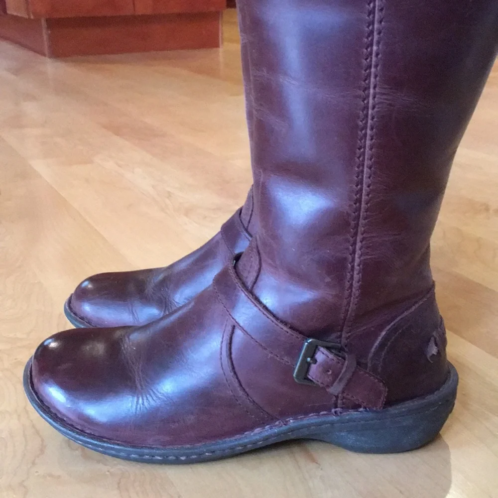 UGG Tupelo Leather Boots With Sheepskin Lining